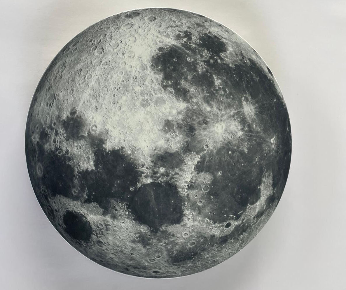 Mond auf Holzscheibe